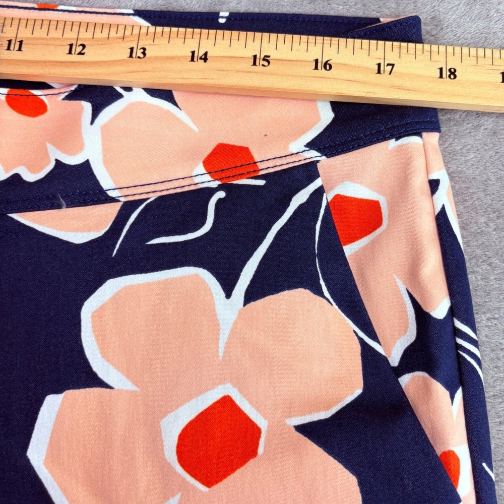Isaac Mizrahi Womens 12 Navy Floral Scalloped Hem Tailored Shorts Summer Mod NWT - Picture 7 of 11